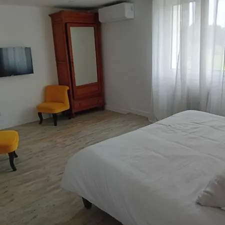לינה וארוחת בוקר La Maison De Pescate 3*